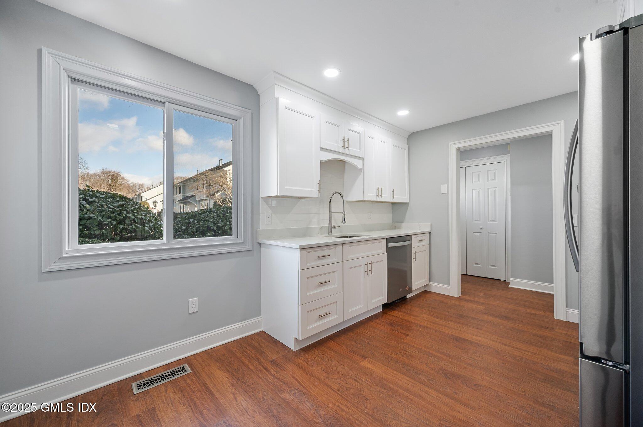 40 Silo Circle Riverside, CT 06878 - Photo 10 of 45 a kitchen with a refrigerator window and a sink