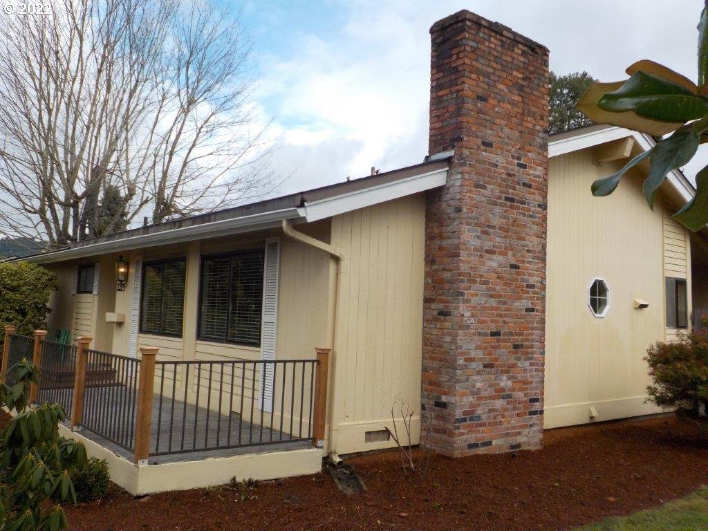 2215 20th Street Springfield, OR 97477 - Photo 4 of 27 a view of a house with a window
