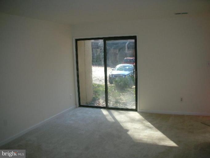 12132 Captiva Court Reston, VA 20191 - Photo 2 of 10 Living Room