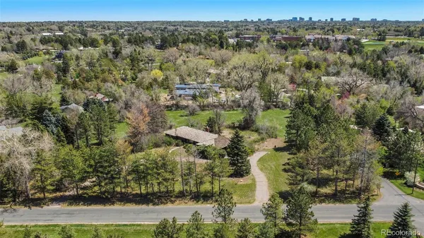 a view of a back yard