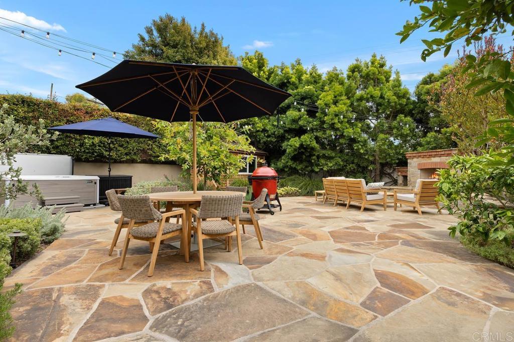 335 10th Street Del Mar, CA 92014 - Photo 23 of 27 The Entertaining hub of the home!