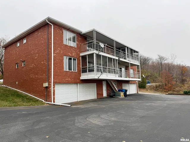 $115,900 | 3721 35th Street, Unit 4, Moline, IL 61265