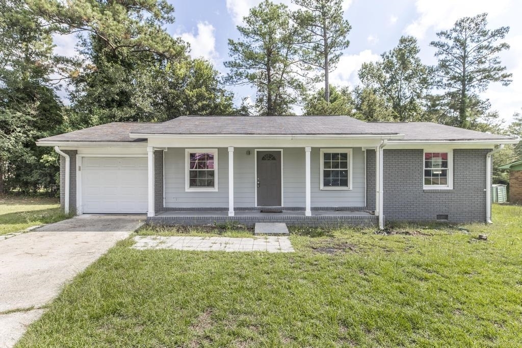 a view of a house with a yard