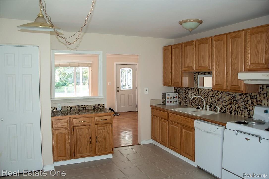 521 Alfred Road Ortonville, MI 48462 - Photo 9 of 27 18 Kitchen.jpg