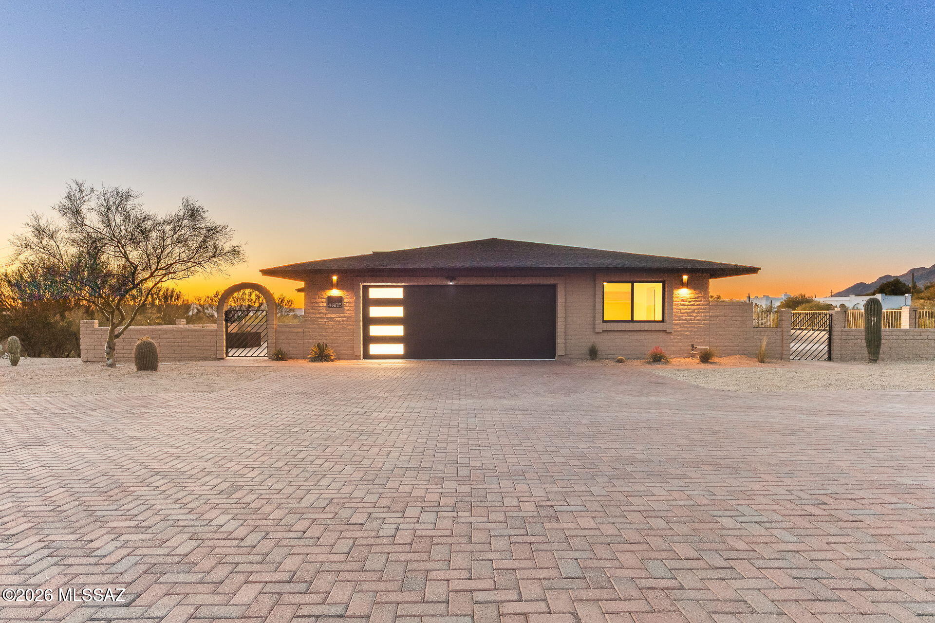 4905 North Craycroft Road Tucson, AZ 85718 - Photo 4 of 34 Paved Driveway