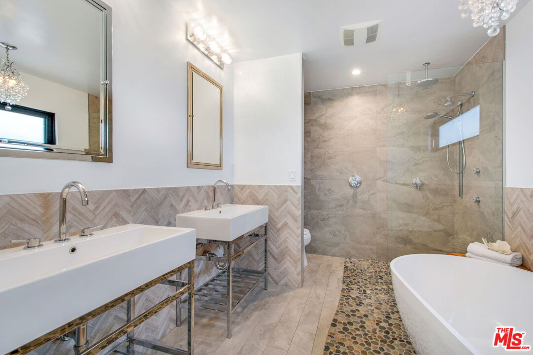 3558 Muirfield Road South Los Angeles, CA 90016 - Photo 14 of 23 a bathroom with a sink and a mirror