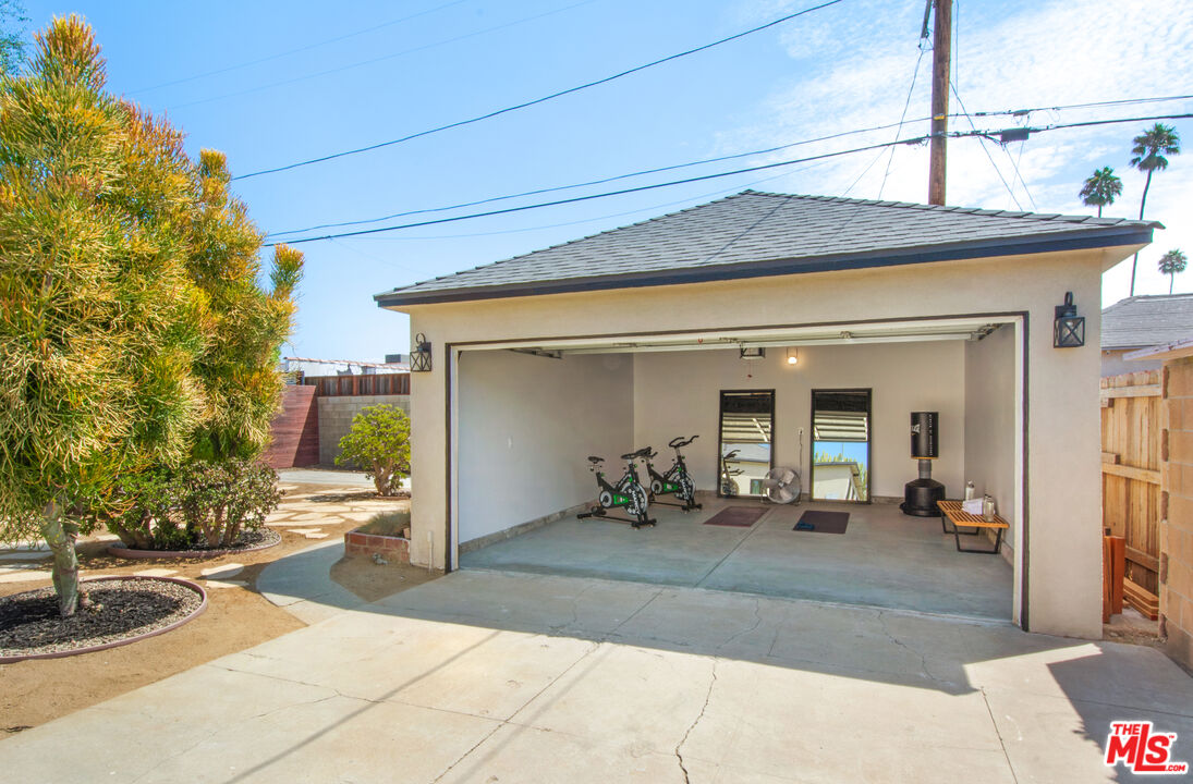 3558 Muirfield Road South Los Angeles, CA 90016 - Photo 16 of 23 a view of a lobby with a patio