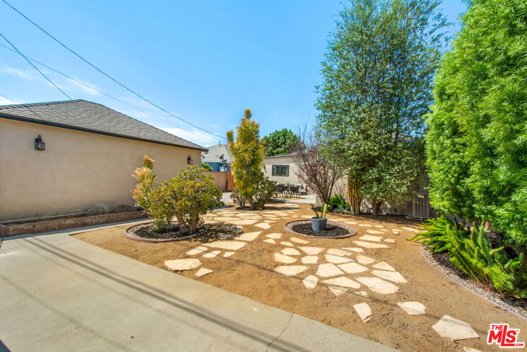 3558 Muirfield Road South Los Angeles, CA 90016 - Photo 23 of 23 a view of a backyard of the house