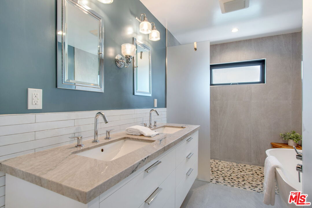 3558 Muirfield Road South Los Angeles, CA 90016 - Photo 8 of 23 a bathroom with a sink and a mirror