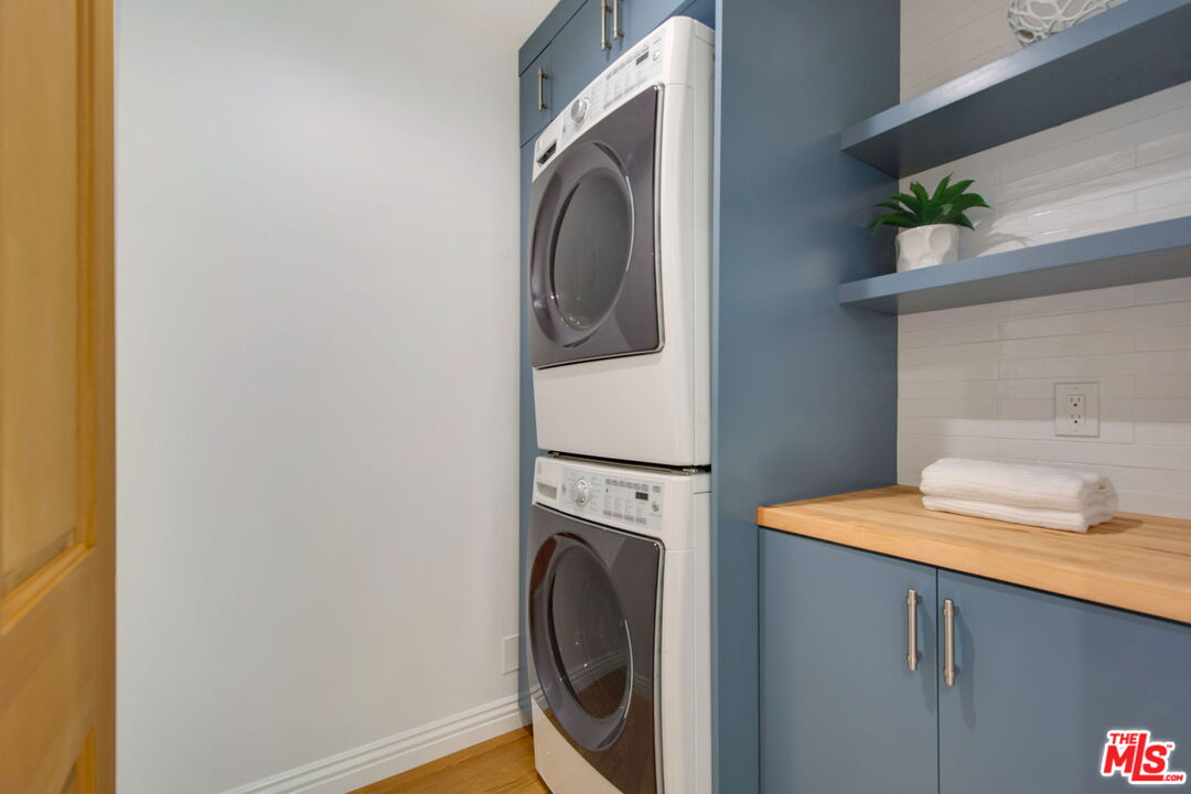 3558 Muirfield Road South Los Angeles, CA 90016 - Photo 10 of 23 a utility room with dryer and washer