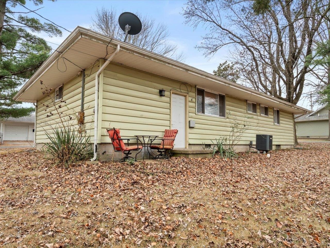520 South 6th Street Herrin, IL 62948 - Photo 4 of 14 a view of a house with a backyard