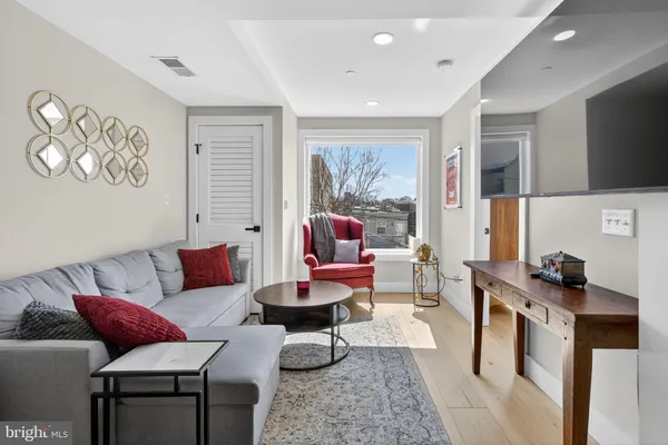 $2,600 | 919 12th Street Northeast, Unit 305, Washington, DC 20002