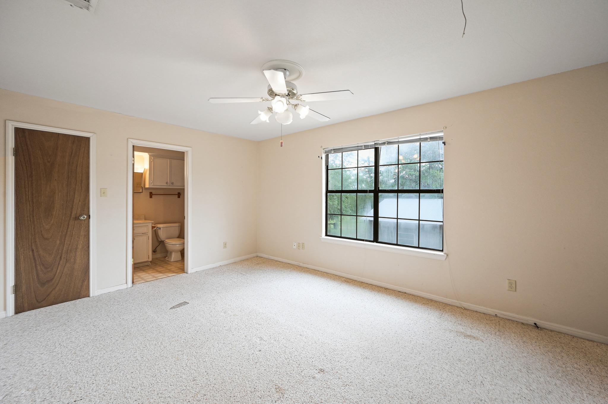 364 Nameless Road Driftwood, TX 78619 - Photo 28 of 32 The bedroom with closet and full bath.