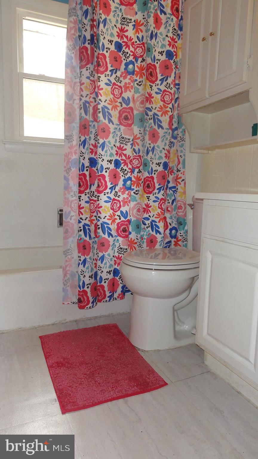 4327 Gross Mill Road Hampstead, MD 21074 - Photo 14 of 27 Main Level Bathroom w/Vanity & Tub/Shower