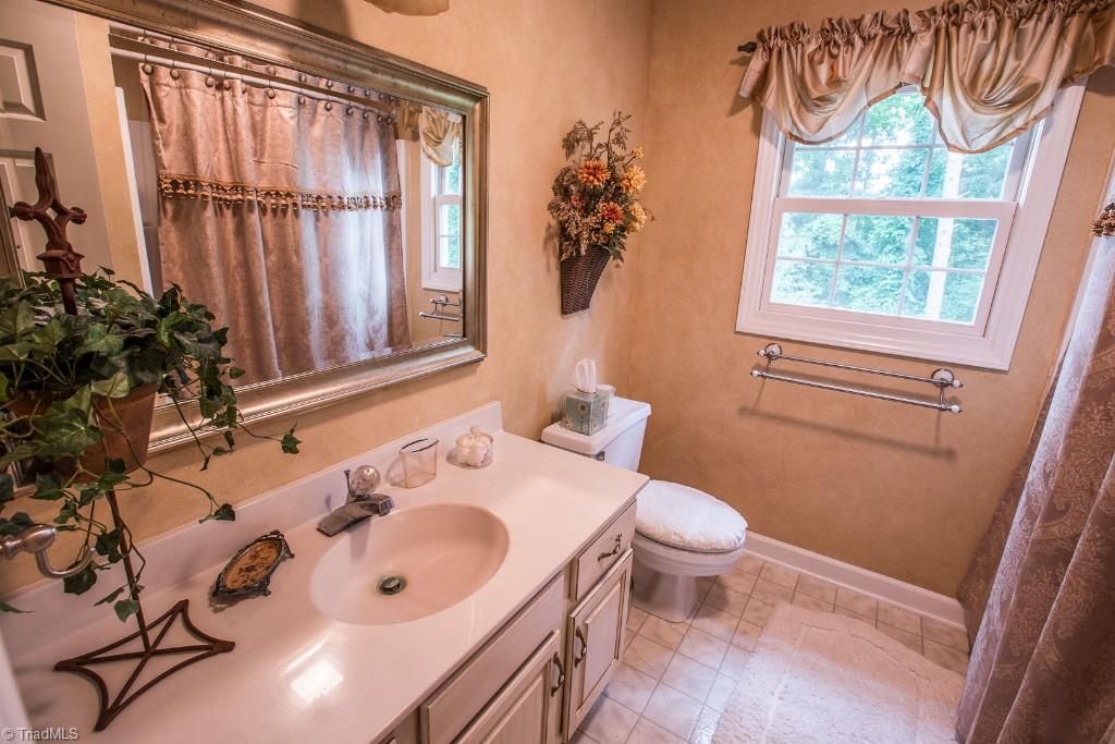 5707 Roundtable Road Greensboro, NC 27407 - Photo 23 of 29 Upstairs full bathroom with tub-shower.
