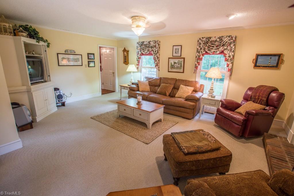 5707 Roundtable Road Greensboro, NC 27407 - Photo 7 of 29 Great Room is spacious.