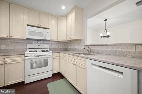 $374,900 | 15306 Diamond Cove Terrace, Unit I, Rockville, MD 20850