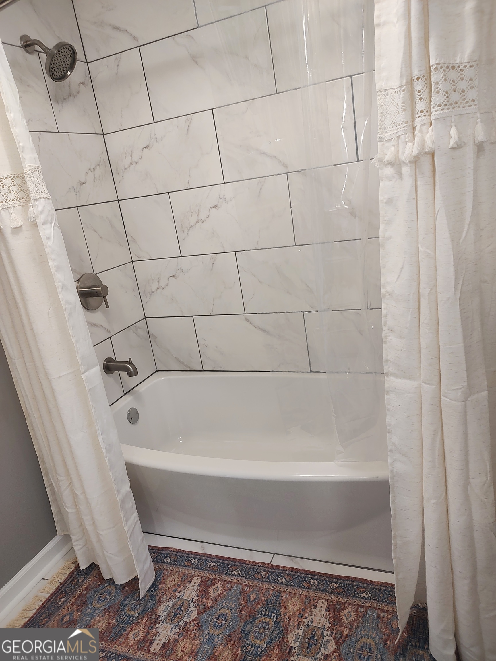 615 Hemlock Drive Thomson, GA 30824 - Photo 21 of 32 a bathroom with a bathtub