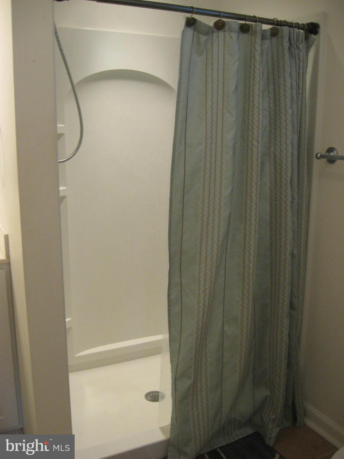 8102 Hog Neck Road Pasadena, MD 21122 - Photo 22 of 28 Bath (Master)