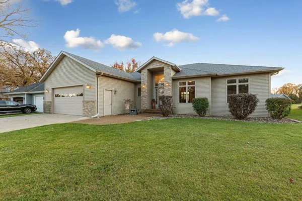 $449,500 | 1447 Nottingham Drive, Owatonna, MN 55060