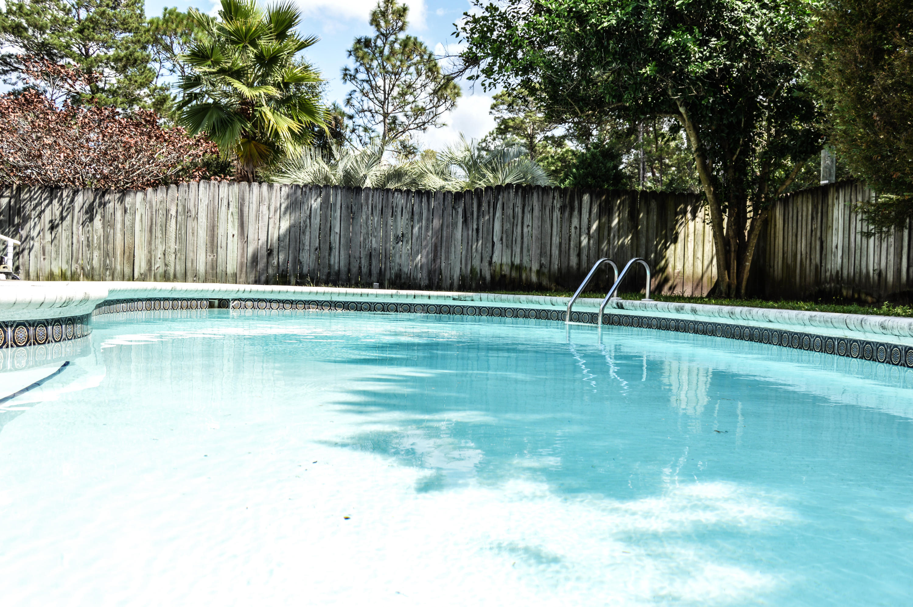 319 Ruckel Drive Niceville, FL 32578 - Photo 7 of 27 a swimming pool with wooden fence