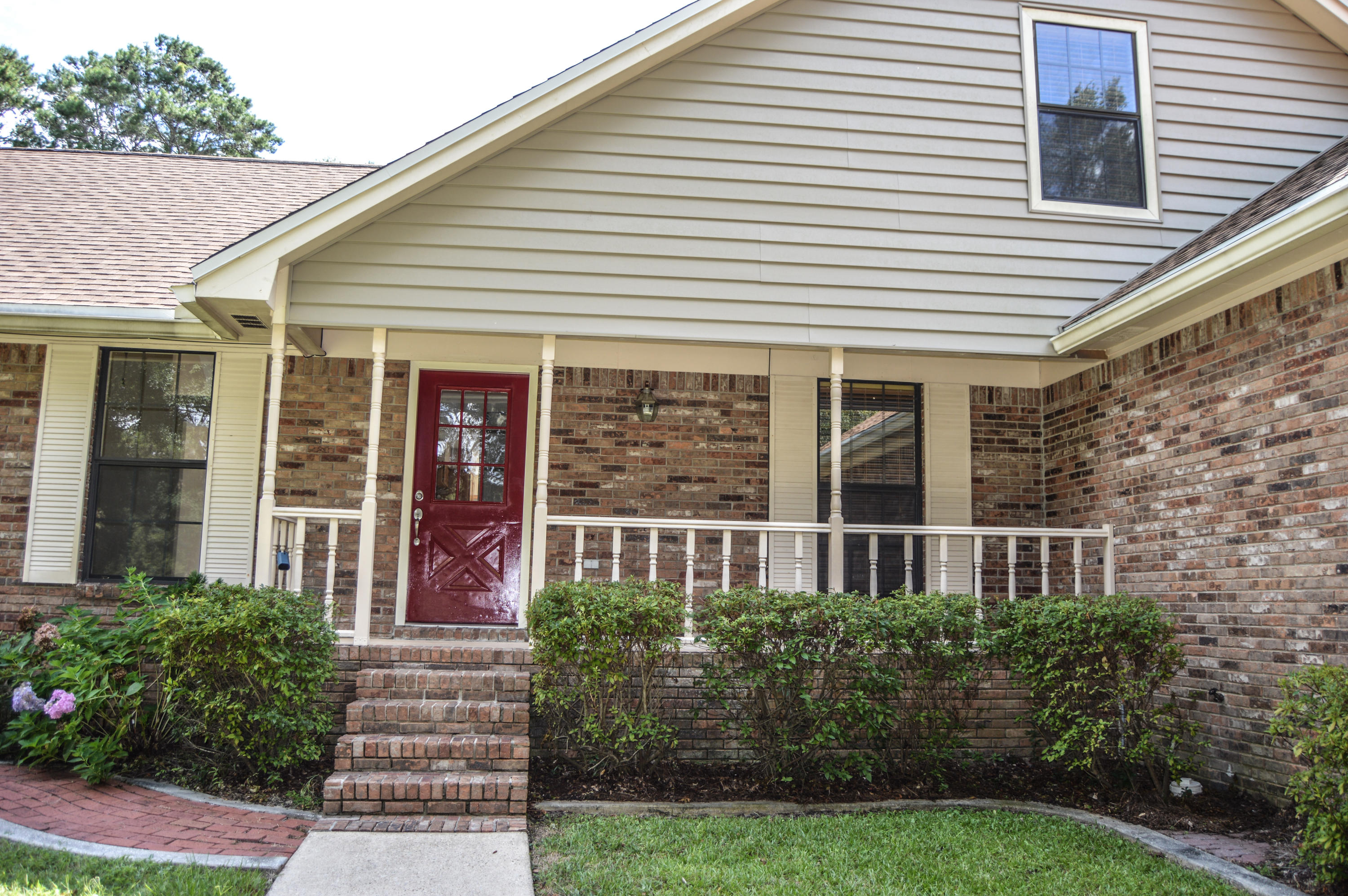 319 Ruckel Drive Niceville, FL 32578 - Photo 8 of 27 a front view of a house with a garden