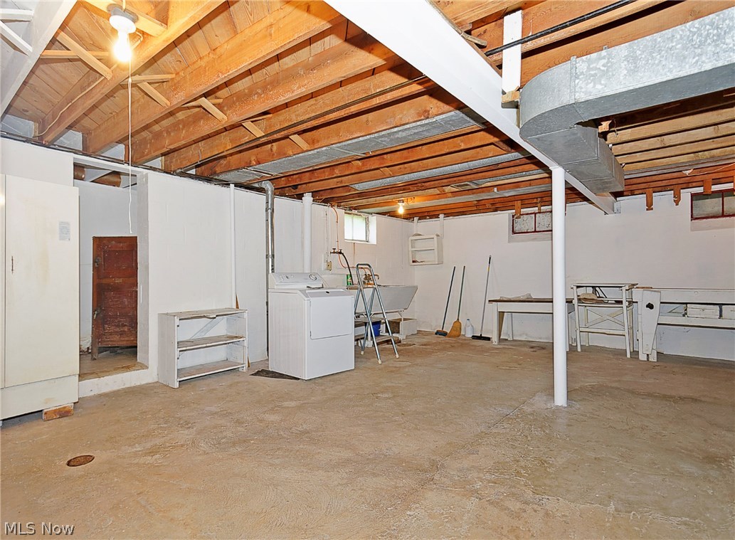 14077 Alexander Road Bedford, OH 44146 - Photo 15 of 31 Basement laundry & furnace area. Dryer does not stay.