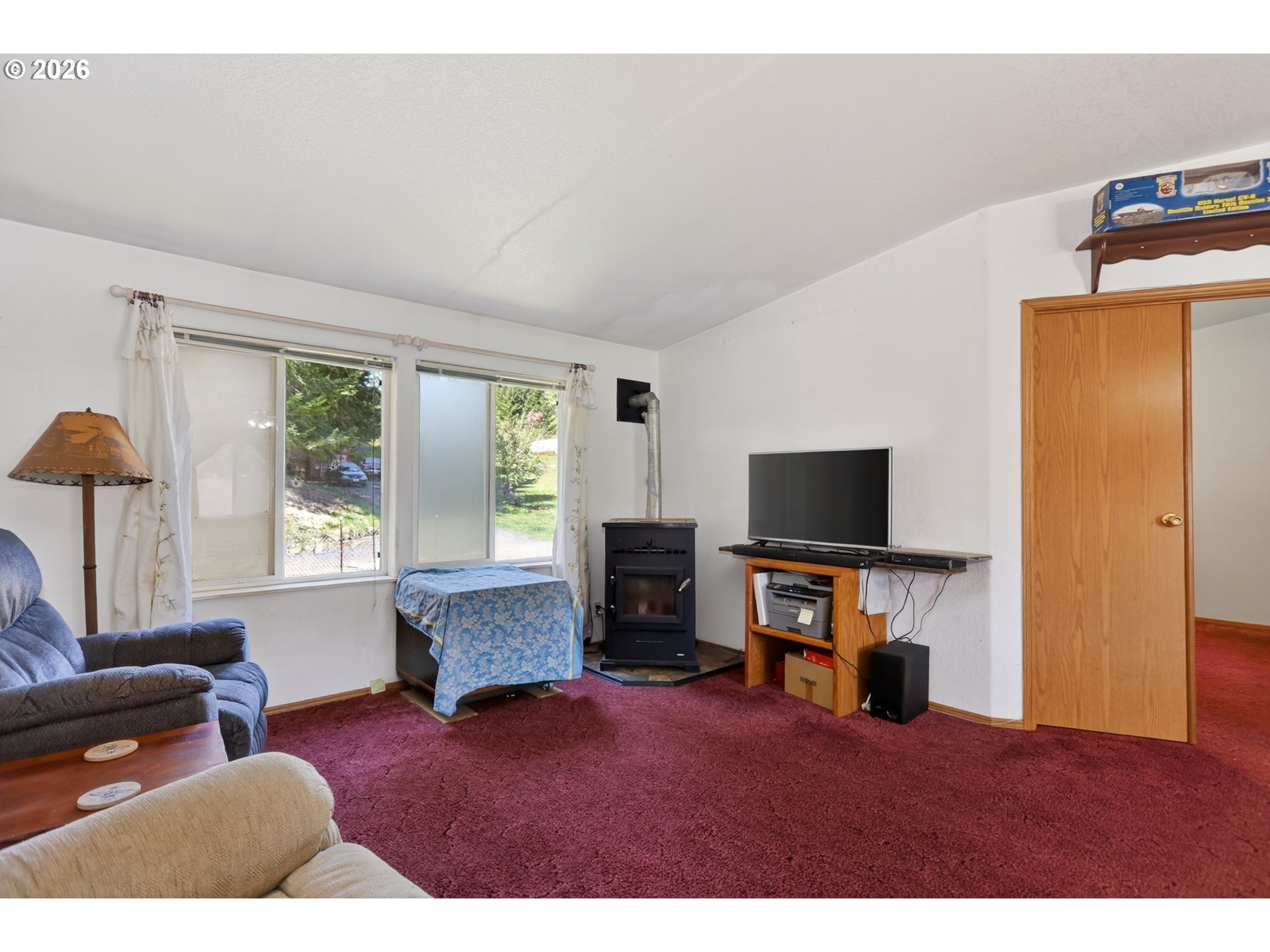 97 Kida Road White Salmon, WA 98672 - Photo 28 of 45 a living room with furniture and a flat screen tv