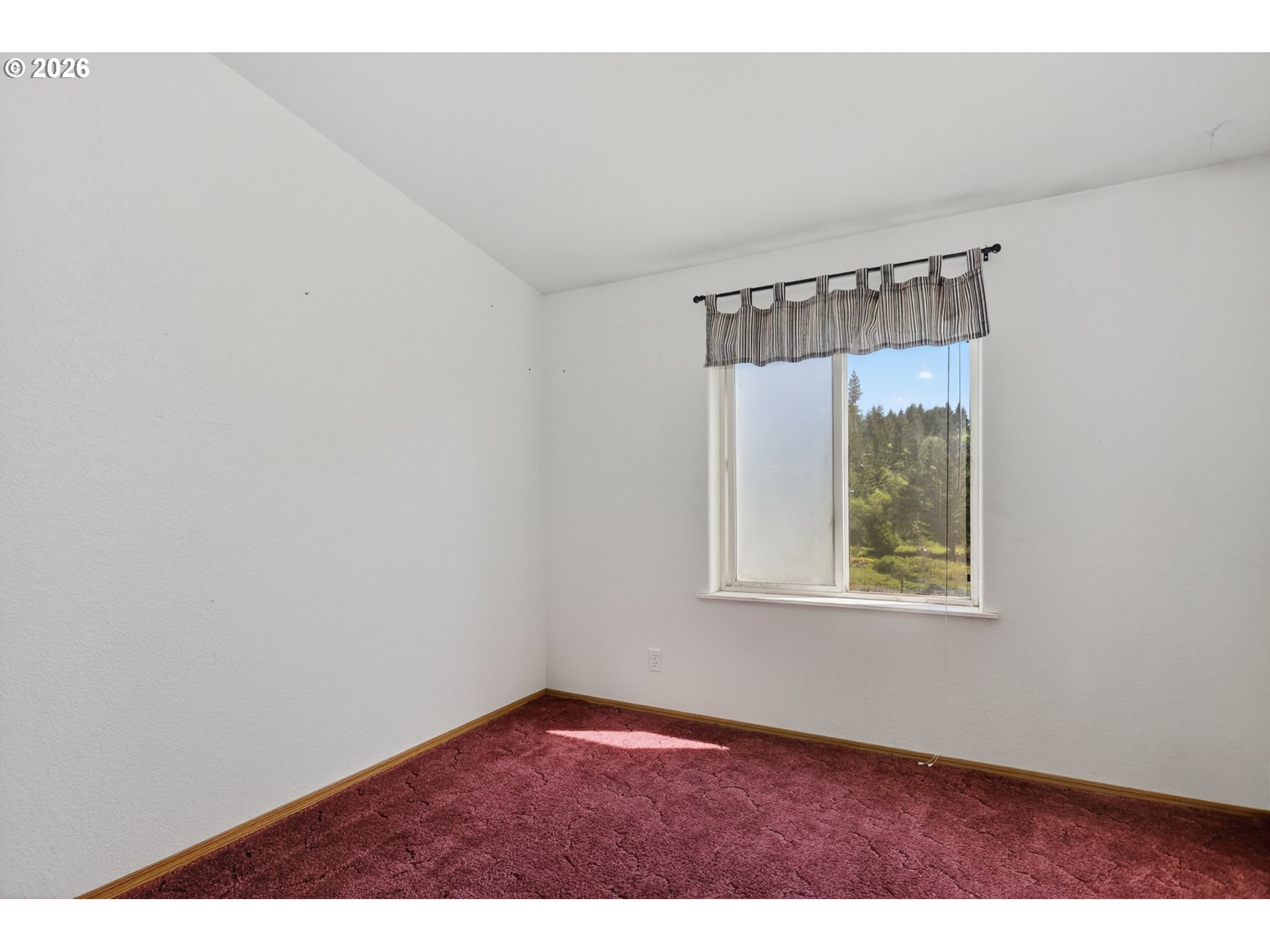 97 Kida Road White Salmon, WA 98672 - Photo 39 of 45 an empty room with windows and closet