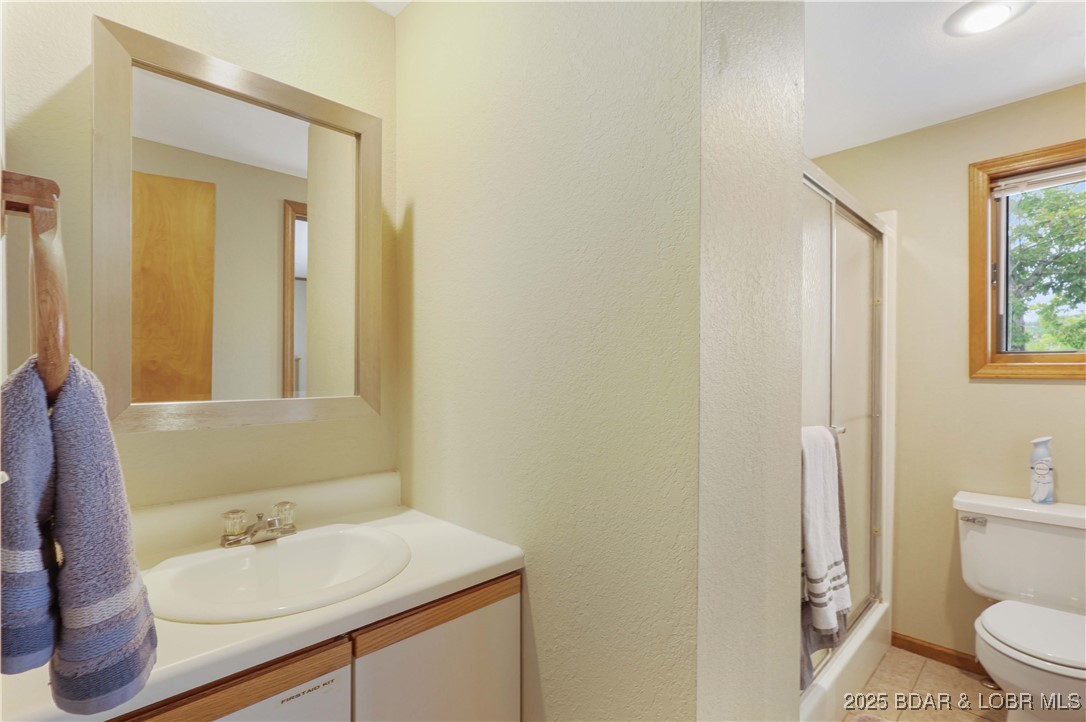 30895 Berry Road Stover, MO 65078 - Photo 13 of 47 Main Level Bath