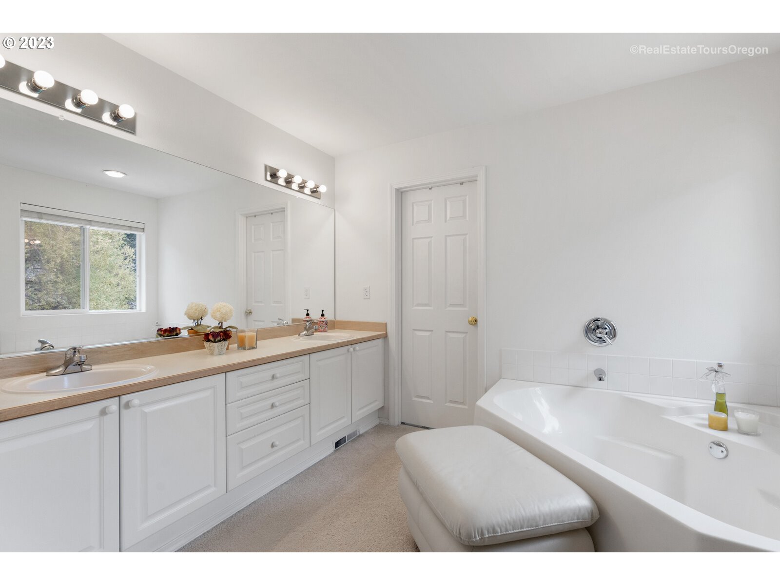 14345 Holly Springs Road Lake Oswego, OR 97035 - Photo 17 of 32 a bathroom with a sink and a bathtub