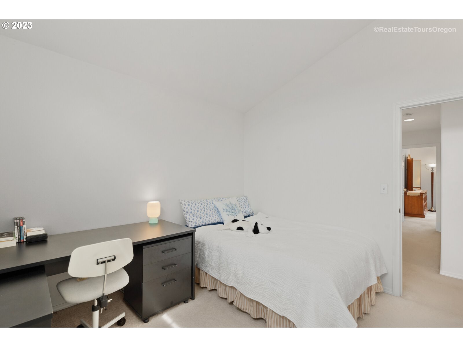 14345 Holly Springs Road Lake Oswego, OR 97035 - Photo 20 of 32 a view of bathroom