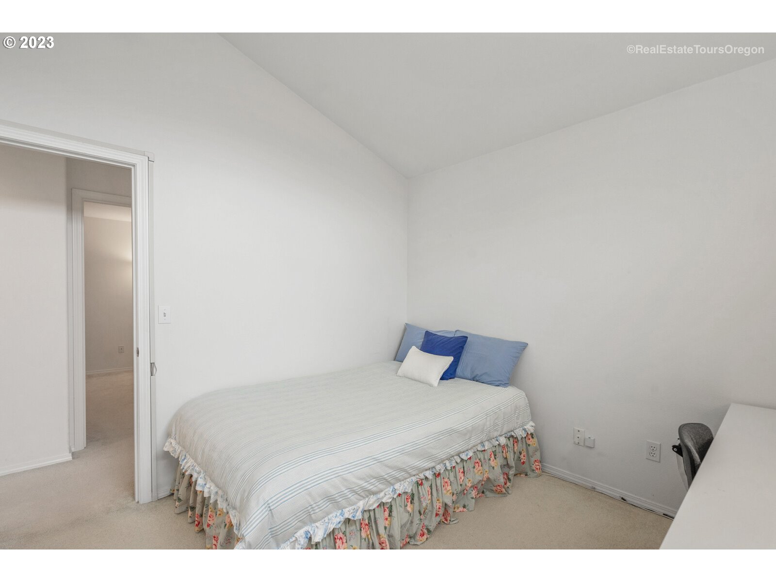 14345 Holly Springs Road Lake Oswego, OR 97035 - Photo 22 of 32 a bedroom with a bed and a cabinets