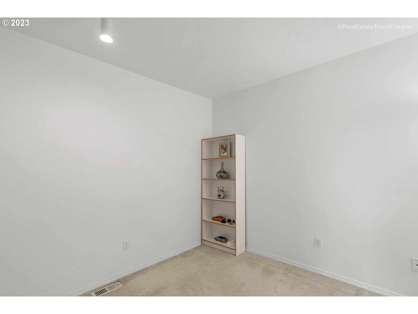 14345 Holly Springs Road Lake Oswego, OR 97035 - Photo 24 of 32 a view of an empty room