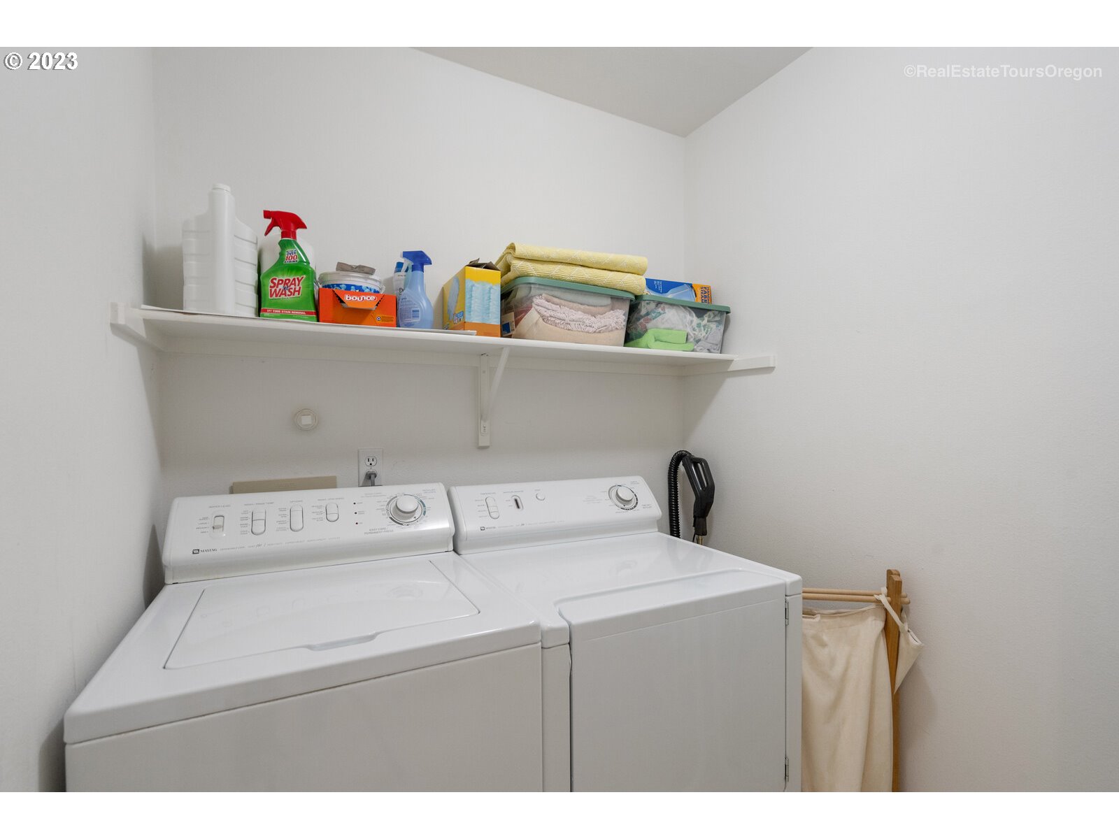 14345 Holly Springs Road Lake Oswego, OR 97035 - Photo 28 of 32 a utility room with dryer and washer