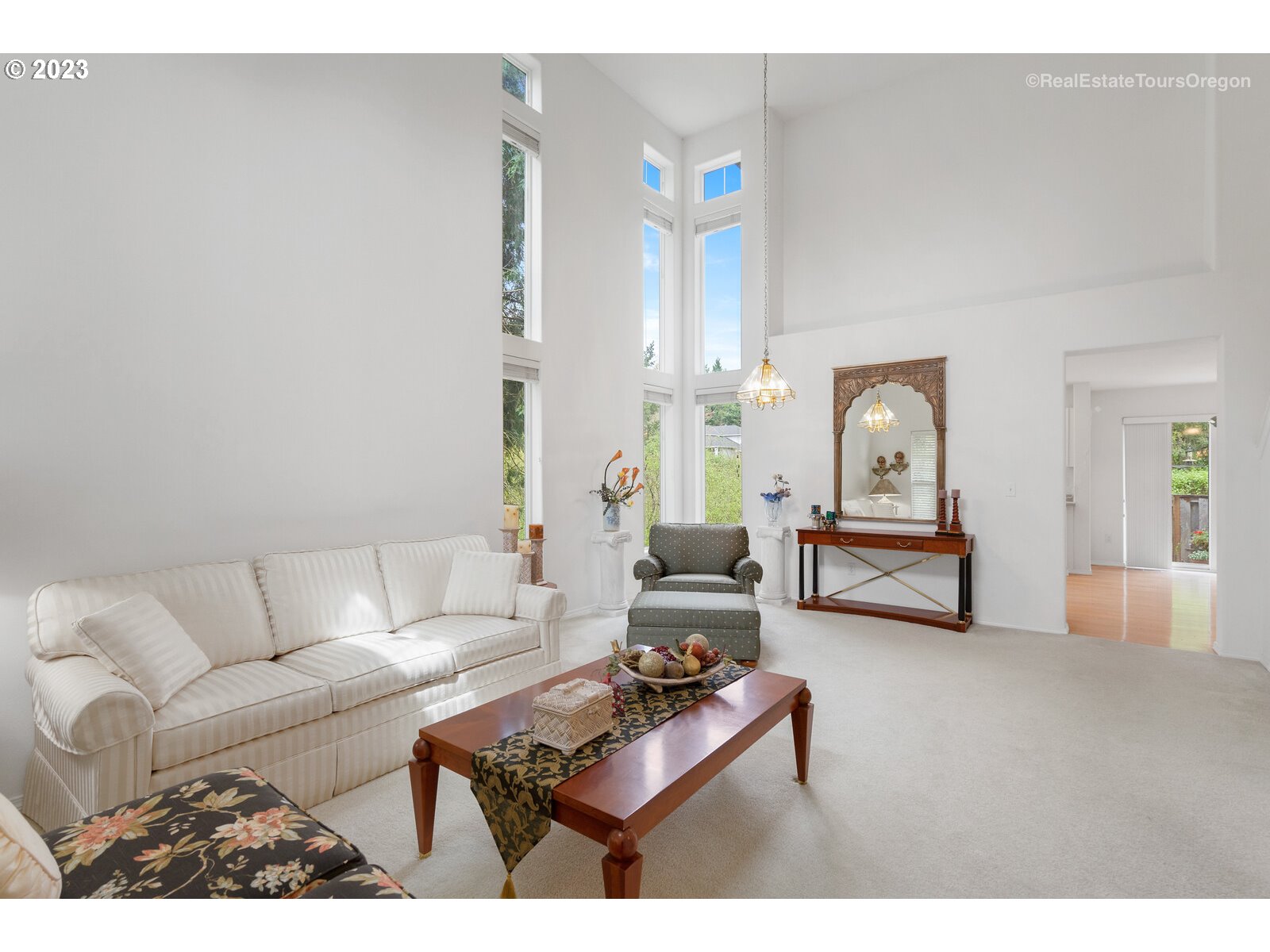 14345 Holly Springs Road Lake Oswego, OR 97035 - Photo 4 of 32 a living room with furniture and wooden floor