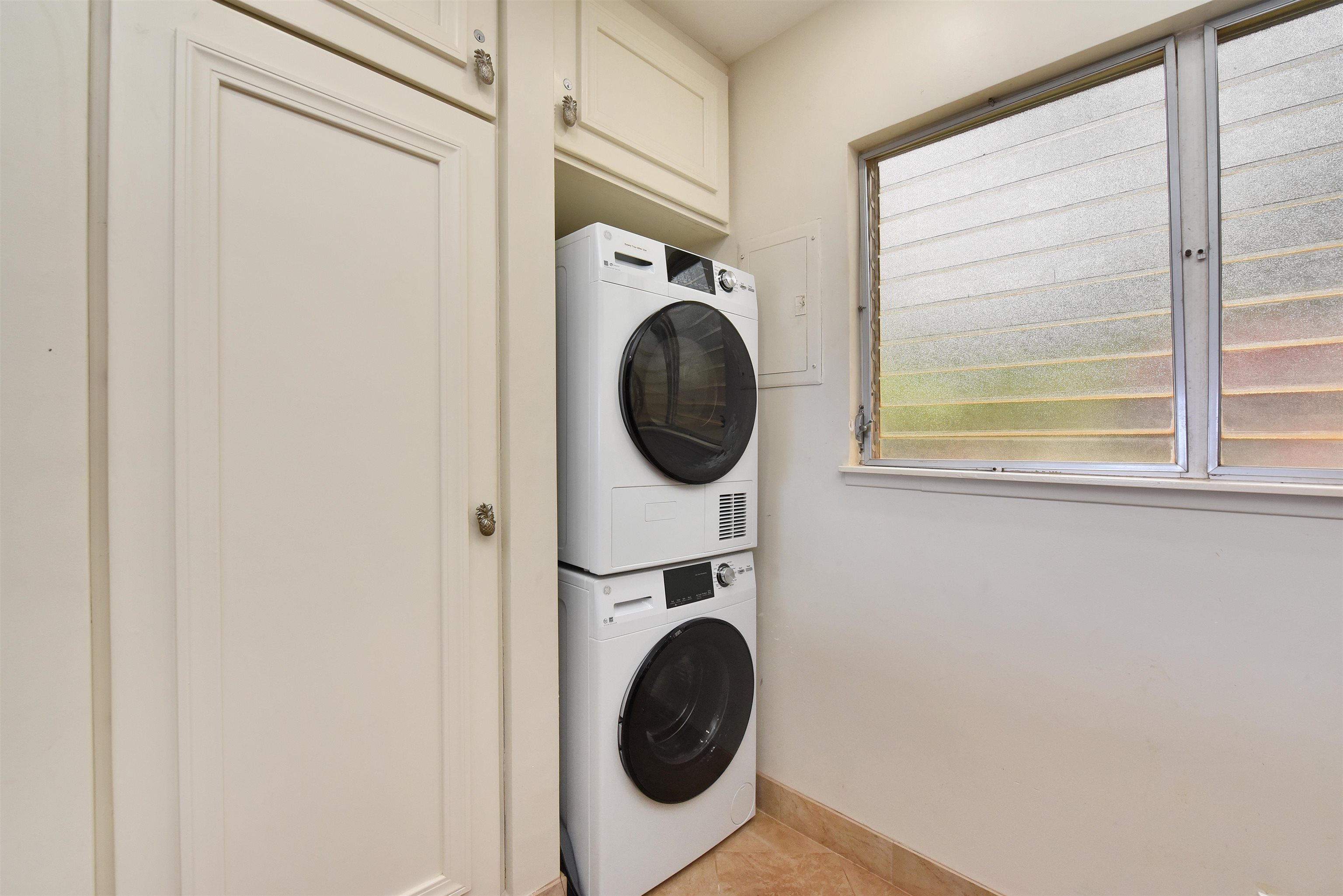 150 Puukolii Road, Unit 52 Lahaina, HI 96761 - Photo 10 of 50 a utility room with dryer and washer