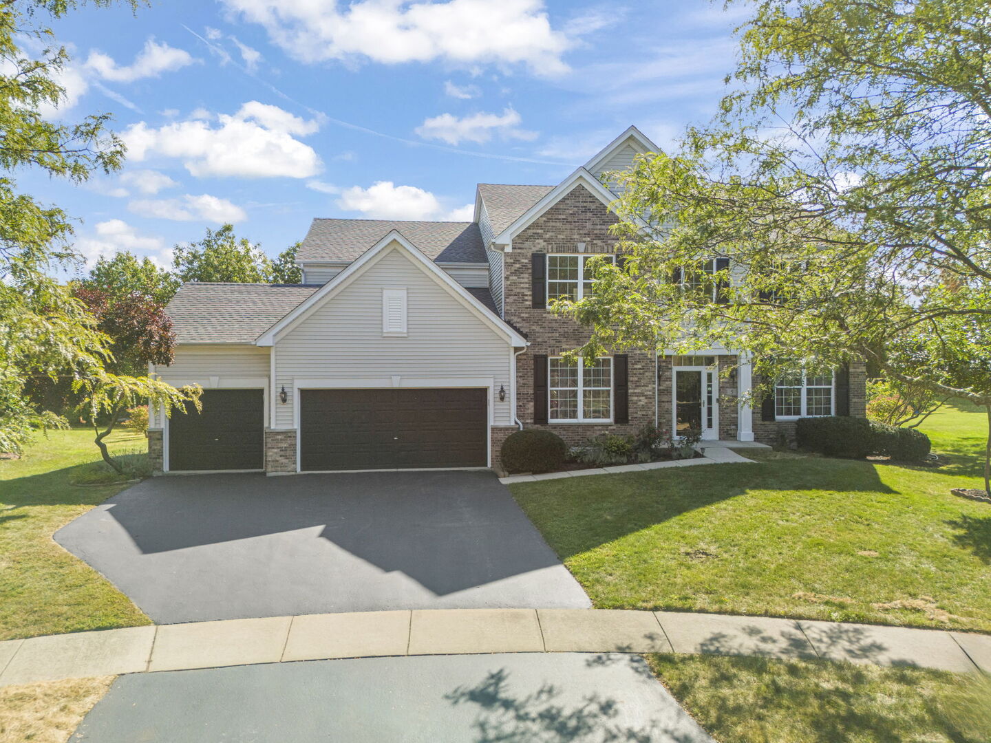 5 Player Court Bolingbrook, IL 60490 - Photo 2 of 37 a front view of a house with a yard and garage