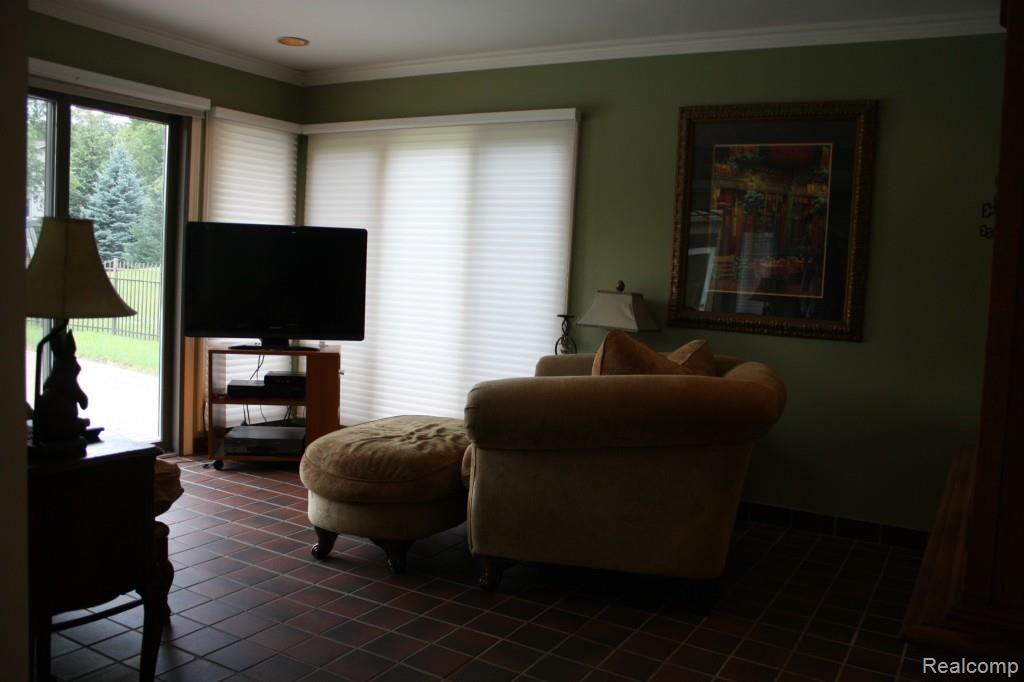 794 Dutton Road Rochester, MI 48306 - Photo 8 of 36