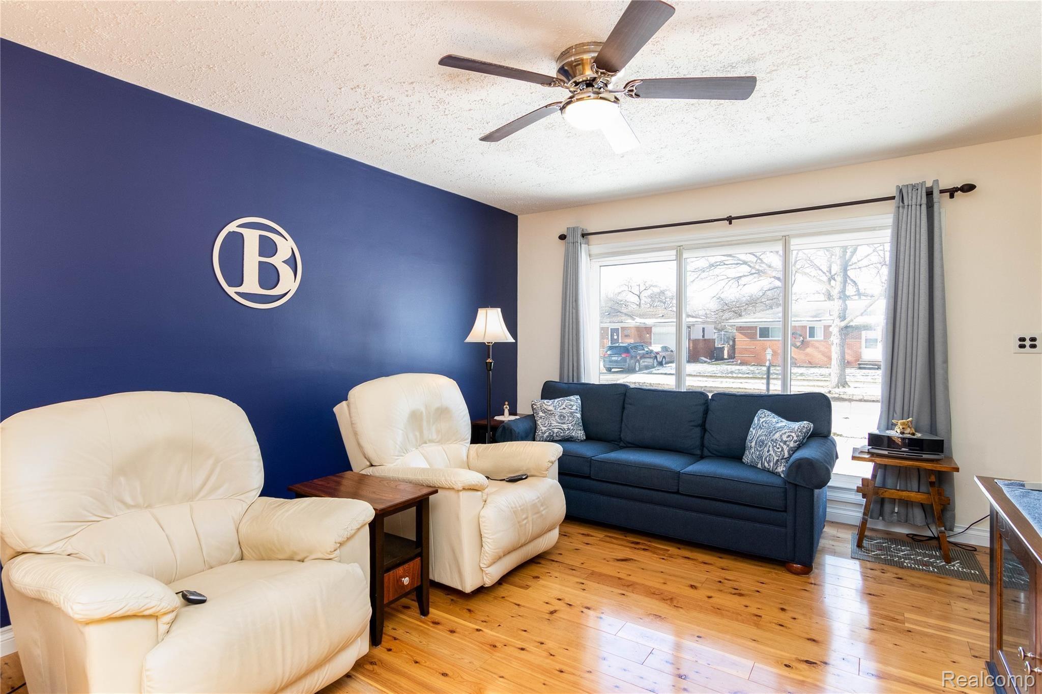 35350 Rutherford Street Clinton Township, MI 48035 - Photo 4 of 15 LIVING ROOM