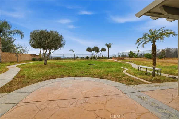 a view of a backyard