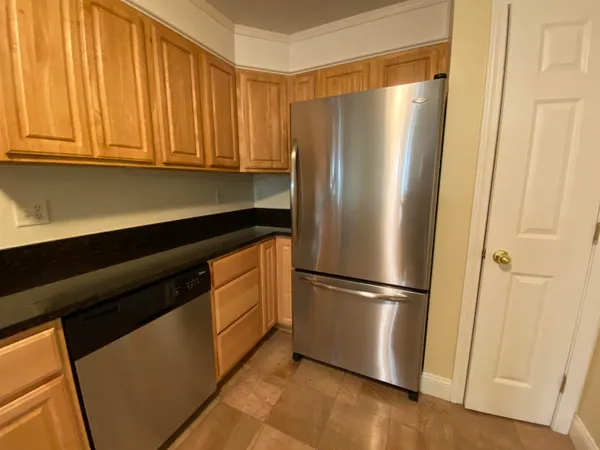 $2,367 | 99 Mammoth Road, Unit 11, Hooksett, NH 03106