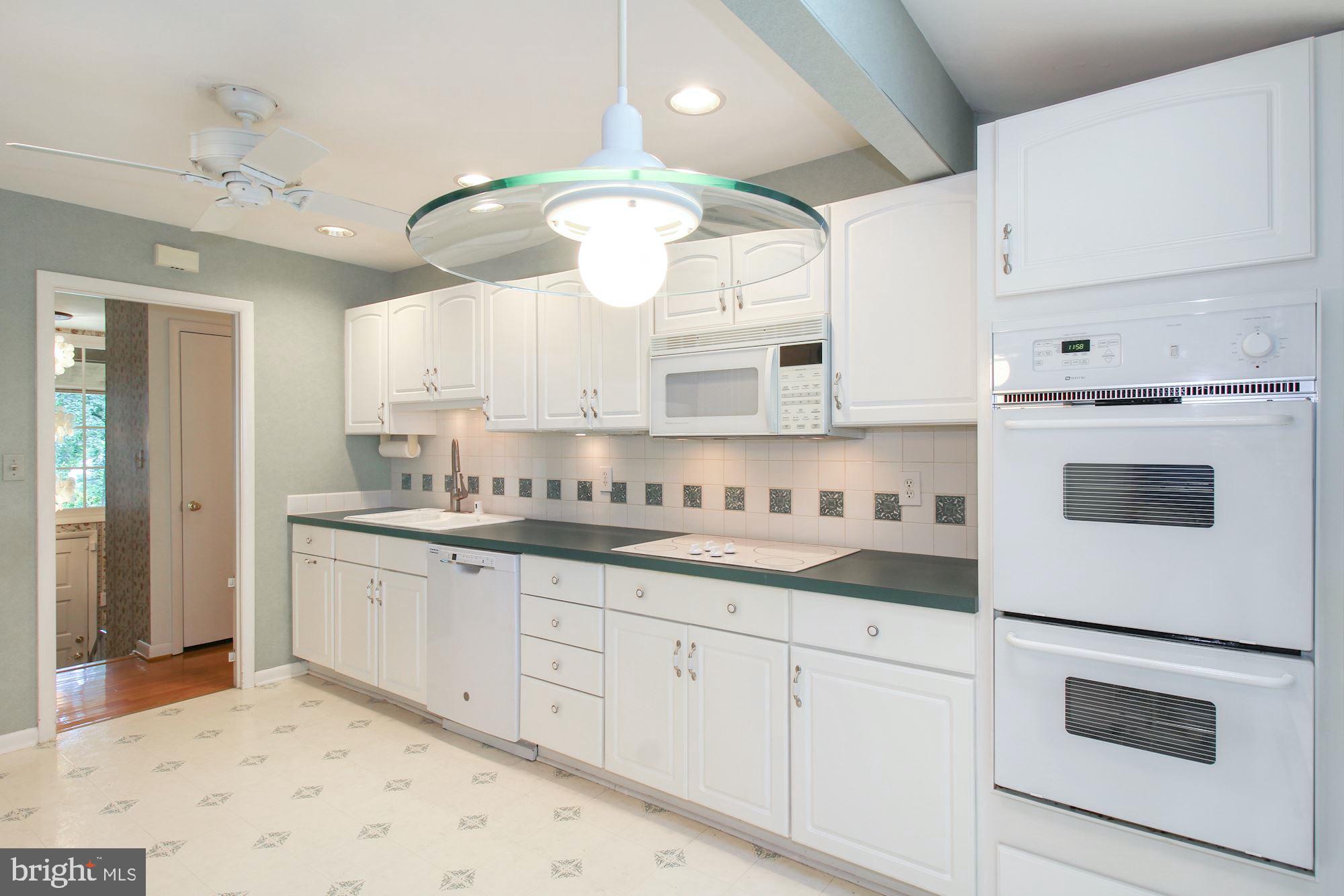 1582 Comanche Road Arnold, MD 21012 - Photo 15 of 42 Eat-in Kitchen