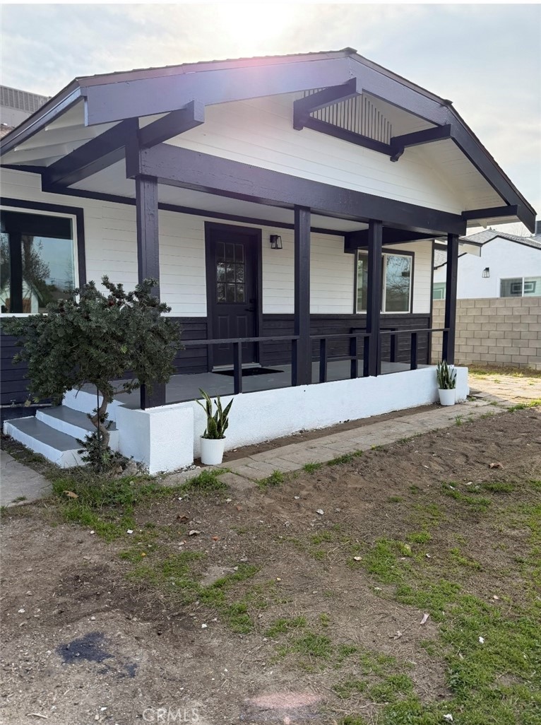 215 8th Street Bakersfield, CA 93304 - Photo 2 of 27