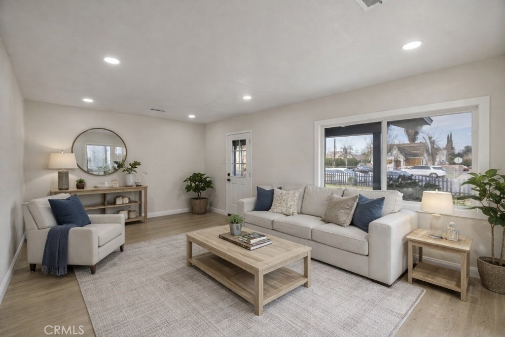 215 8th Street Bakersfield, CA 93304 - Photo 6 of 27 Furniture Digitally staged