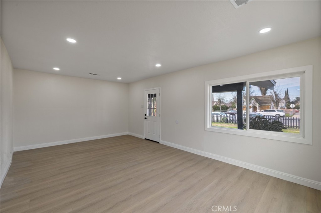 215 8th Street Bakersfield, CA 93304 - Photo 7 of 27