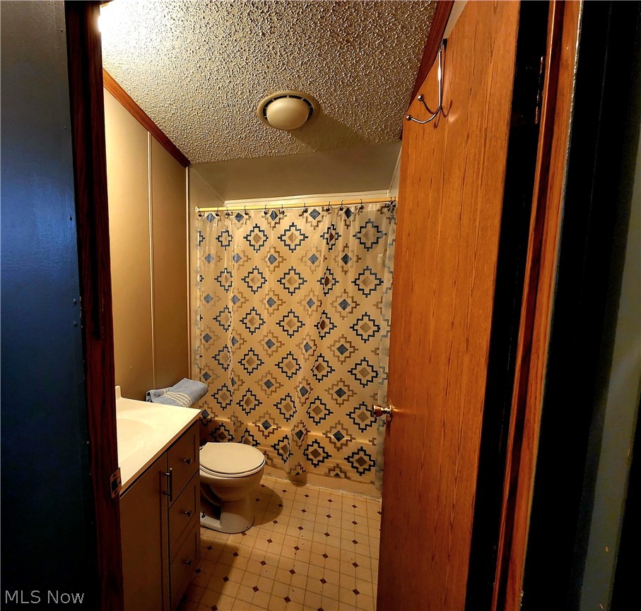 6615 Cleveland Road, Unit C1 Ravenna, OH 44266 - Photo 5 of 10 Full bath in hallway