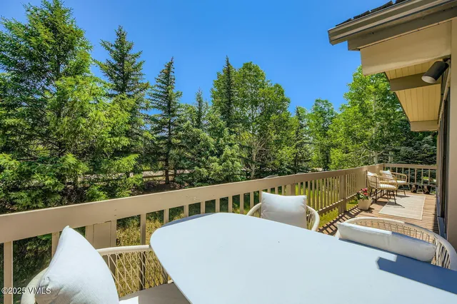 a view of a back yard