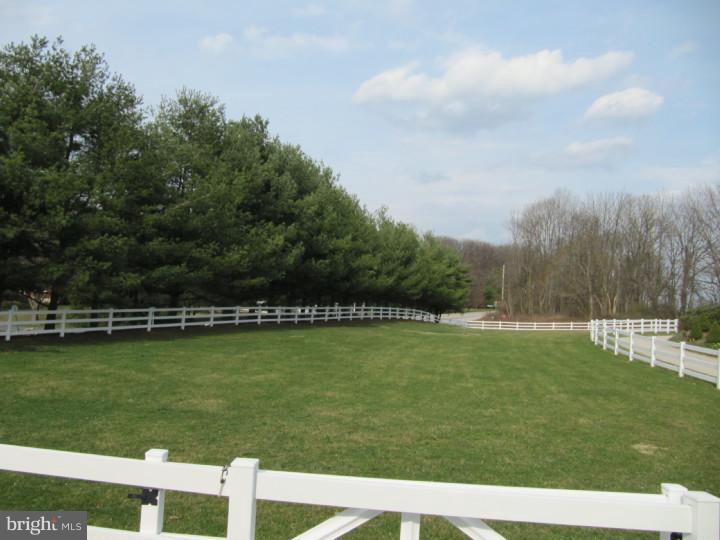 2896 Ridge Road Elverson, PA 19520 - Photo 5 of 19 Side Yard