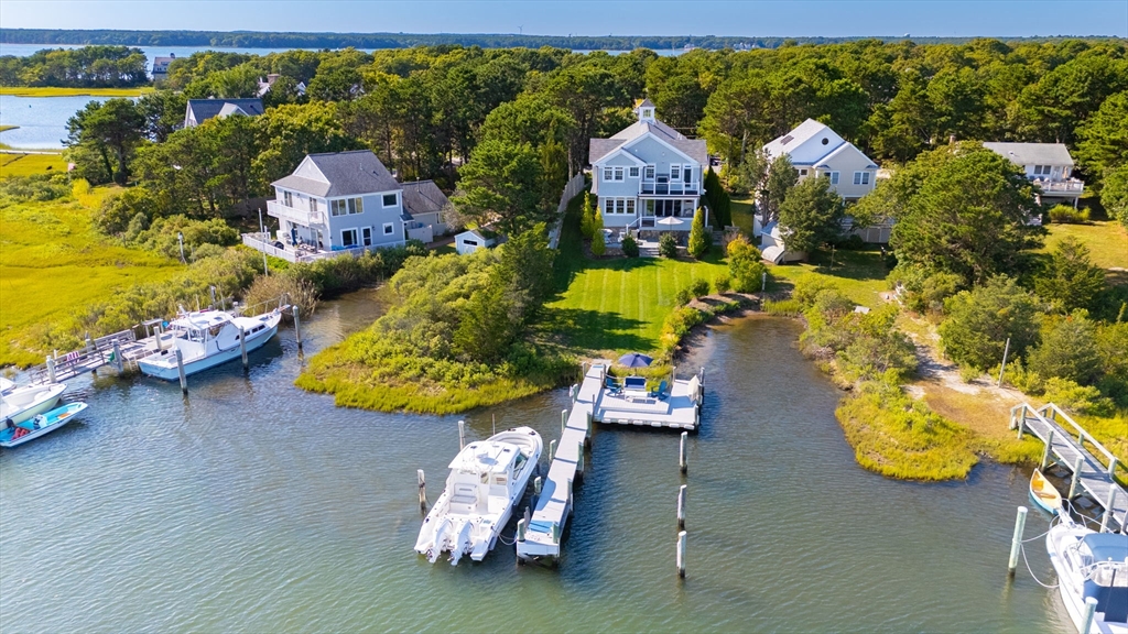 424 Monomoscoy Road Mashpee, MA 02649 - Photo 2 of 34